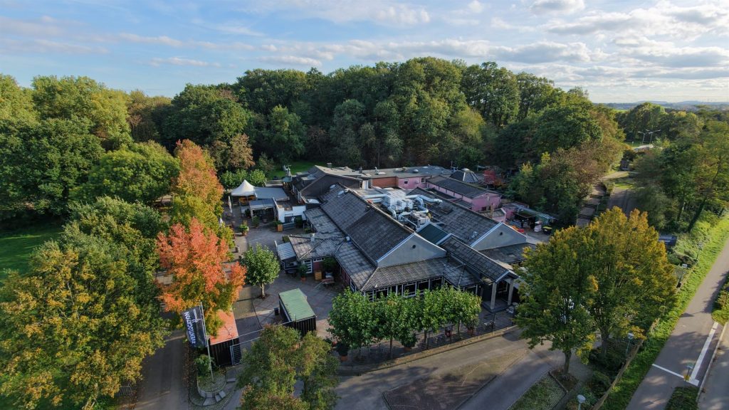 Luftaufnahme der Waldesruh in Himmerich im Herbst, umgeben von Bäumen in Herbstfarben