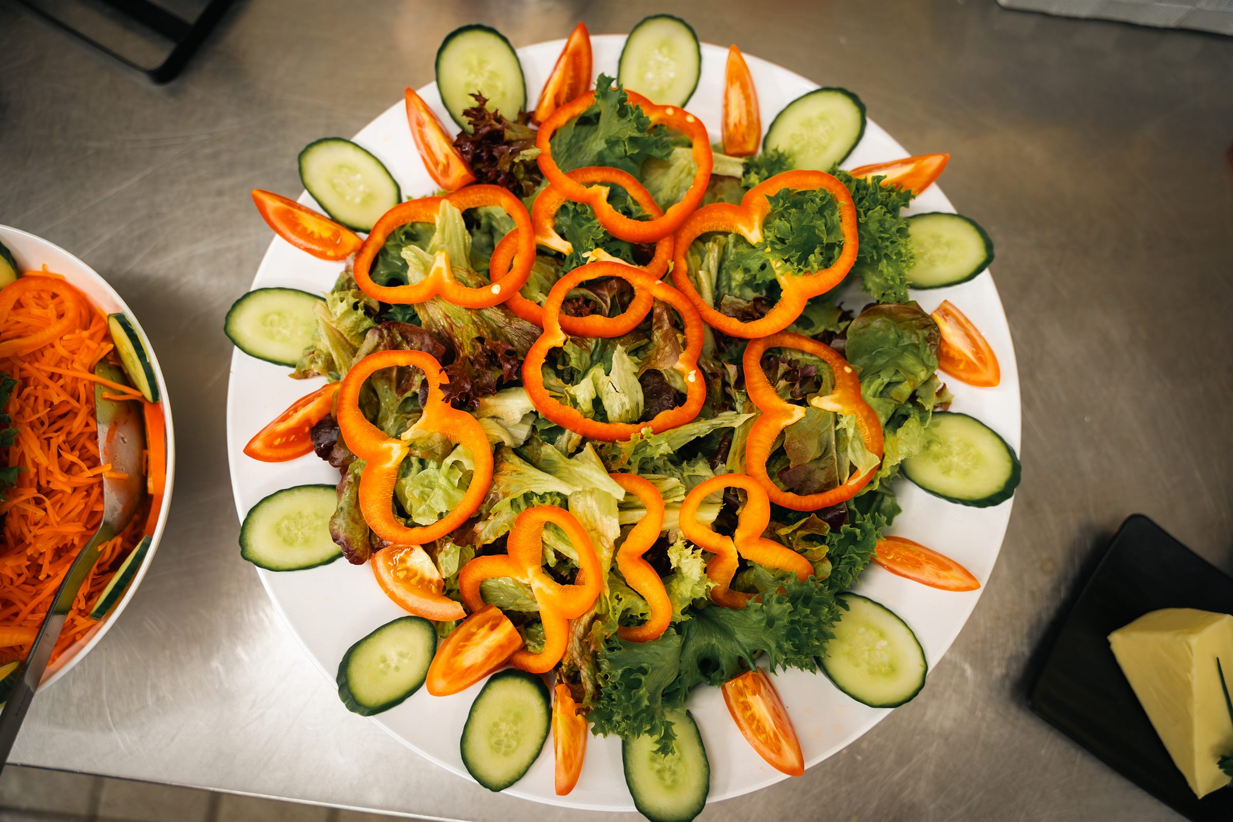 Frischer Salatteller mit Paprikaringen, Gurken und Tomaten